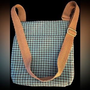 Lovely Thirty-one purse with adjustable strap